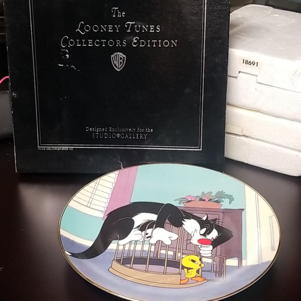 Looney Toons "Room and bird" plate